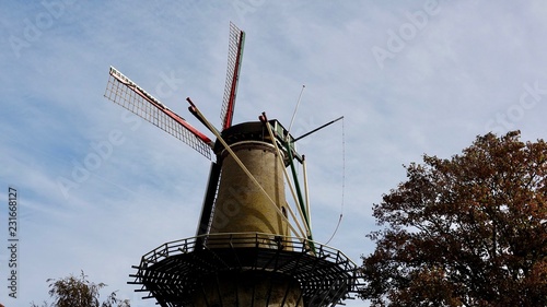 Obraz na płótnie Holenderski wiatrak w słońcu