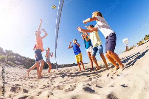 Plakaty piłka plażowa  chlopiec-serwujacy-pilke-podczas-meczu-siatkowki-plazowej