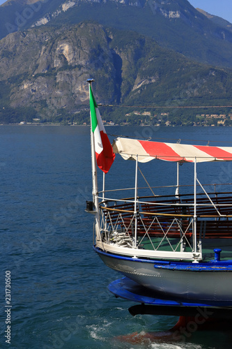 Fotografía traghetto con bandiera italiana sul lago di como, ferry boat with Italian flag o