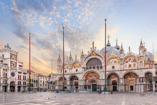 Fotomural Basilica San Marco and the Clocktower in Piazza San Marco, morning view