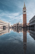 Spiegelndes Wasser am Markusplatz in Venedig