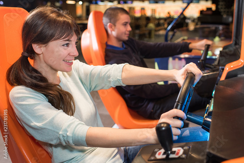 Cuadros en Lienzo young people at wheel of arcade games