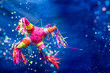 © ClicksdeMexico - piñata navideña, piñata de cumpleaños, colorida, fondo azul con luces brillantes, celebracion, fiesta, niños, dulces, alegria, celebrando