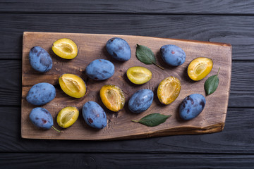 Canvas Print - Fresh plums in bowl on wooden table