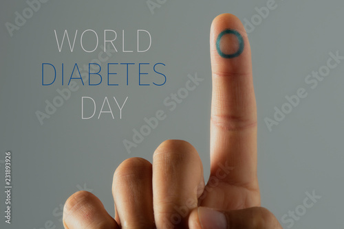 Fotografía text world diabetes day and man with a blue circle