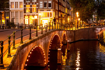 Fototapete - Beautiful night scene from the City of Amsterdam in the Netherlands with canals and lights