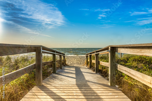 Fototapeta zejście do morza  drewniana-sciezka-na-plaze