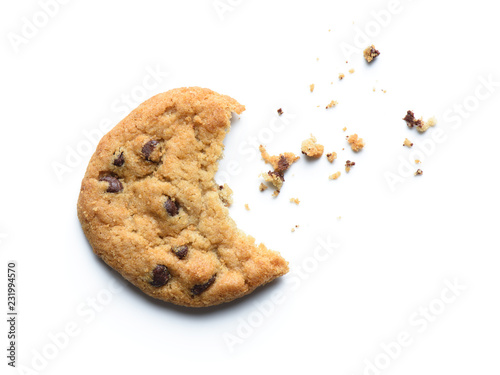 Fotomural Bitten chocolate chip cookie. Isolated on white background.