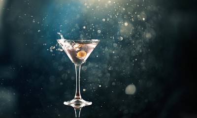 Canvas Print - Martini cocktail isolated on dark background