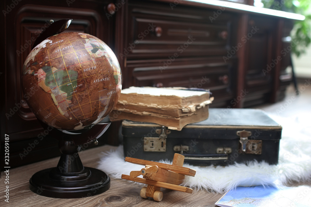 Obraz na płótnie composition on a wooden floor vintage globe with old leather suitcase w salonie