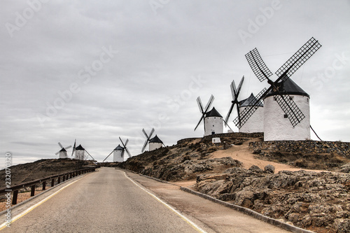 Plakat stary wiatrak w Hiszpanii consuegra