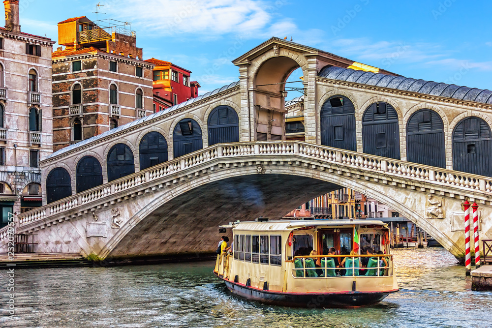 Rialto bridge and vaporetto in Venice, Italy - obrazy, fototapety, plakaty 
