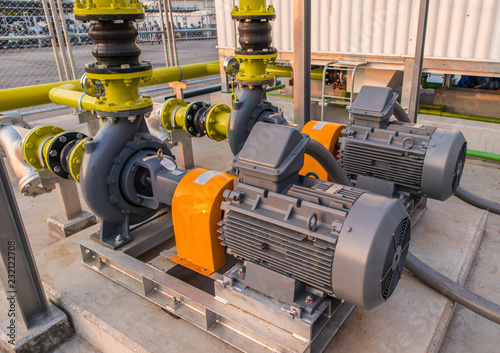 Cuadros en Lienzo Water pump motor Pressure in factory Industrial
