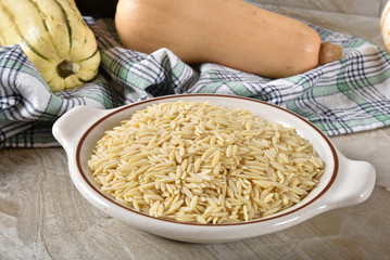 Canvas Print - Bowl of uncooked orzo