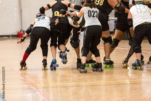Fotomural Roller derby players compete against each other