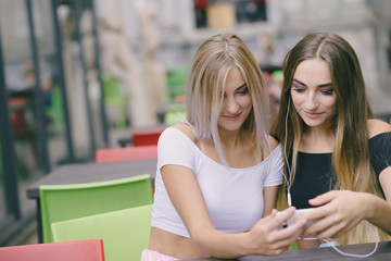 girls in cafe