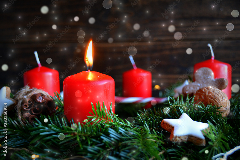 Adventskranz - 1.Advent - Weihnachten Kerzen rot Stock Photo