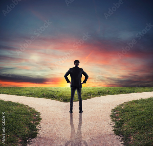 Cuadros en Lienzo Choices of a businessman at a crossroads. Concept of decision