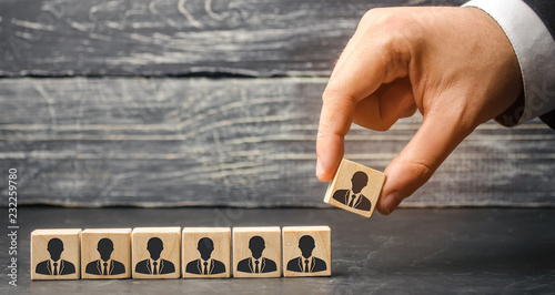 Cuadros en Lienzo The leader builds team from cubes with employees
