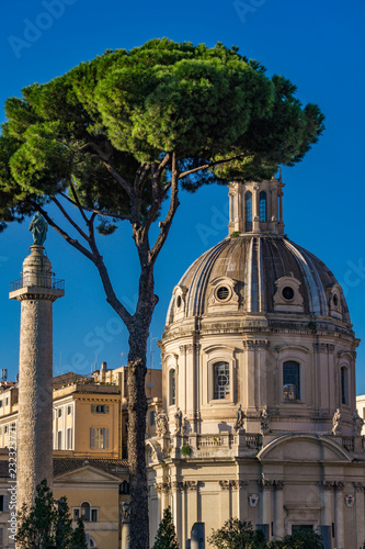 Foto Traian column and church Santissimo Nome di Maria al Foro Traiano in Rome
