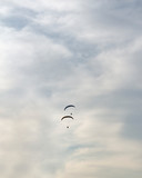 Fototapeta Na sufit - paragliding in the sky