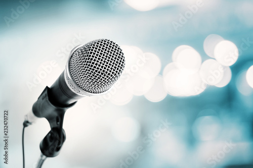 Dekoracja na wymiar  mikrofon-w-sali-koncertowej-lub-sali-konferencyjnej