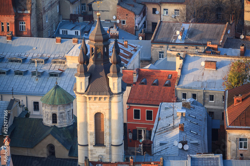 Plakat Lwów, widok na miasto, historyczne centrum miasta, Ukraina. Dzwonnica kościoła ormiańskiego. Dachy Lwowa