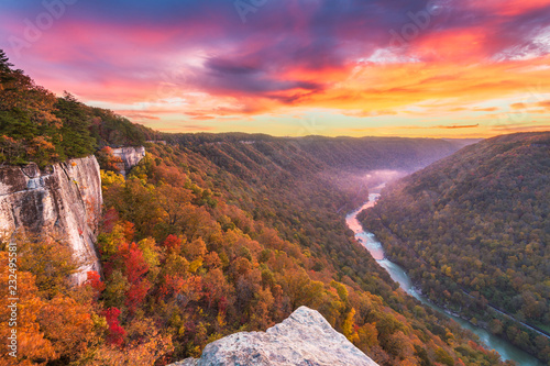 Fotografía New River Gorge, West Virginia, USA autumn morning landscape at the Endless Wall