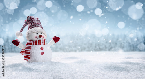 Cuadros en Lienzo Panoramic view of happy snowman in winter secenery with copy space