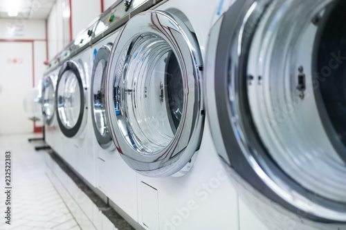 Photographie laverie linge laver machine propre nettoyer magasin boutique tambour lessive cot