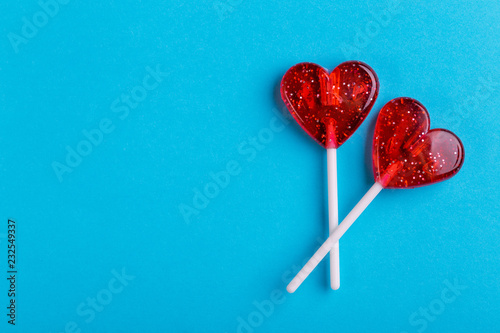 Fotografía Two red sweet tasty lollipops in shape of heart