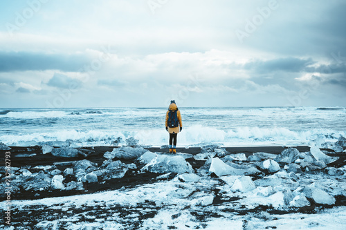 Fotomural Girl on Diamond Beach in Iceland