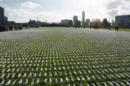 Cuadros en Lienzo Shrouds in London - All 72,396 Shrouds will be on display in London for the fi