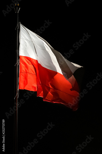 Dekoracja na wymiar  flaga-polski-na-maszcie-w-nocy-11-listopada-2018-mija-100-rocznica-odzyskania