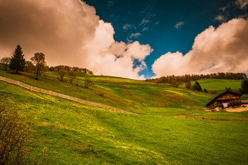 Naklejka na meble Bergbauernhof, Sonnenuntergang in den Bergen