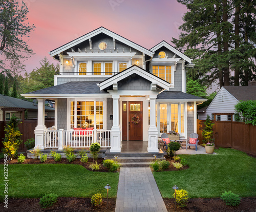Fotografía Beautiful Home Exterior at Sunset with Colorful Sky