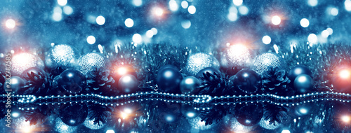 Foto-Schiebegardine mit Schienensystem - Festive Christmas background with Christmas balls, bokeh, glow (von Laura Сrazy)