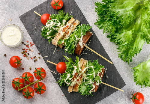 Fotografía Delicious skewers of lettuce, chicken, cherry tomato, cheese and Caesar sauce