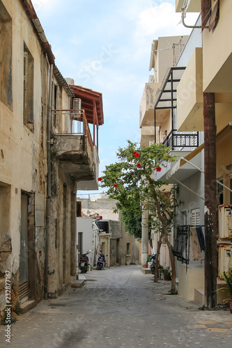 Fotografia  Narrow greek street
