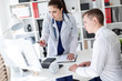 © Ivan Traimak - The doctor explains the problem to the patient on the computer.
