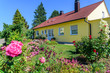 gepflegtes Einfamilienhaus mit farbenprächtigem Vorgarten