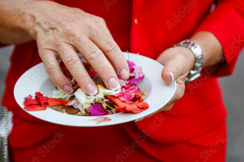 Mano Di Donna Vestita Di Rosso Che Tiene Un Piatto Con Dentro Grano E Coriandoli Pronto Per Essere Rotto Agli Sposi In Segno Di Buon Auspicio Buy This Stock Photo And
