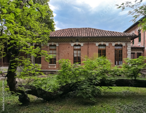 Fotografía Traditional colonial house made of bricks and roof of clay tiles