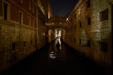 El puente de los suspiros en Venecia por la noche