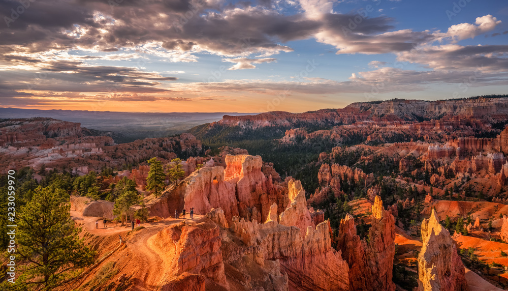Sunrise view of the Navajo Loop Trail from the Bryce Canyon rim - obrazy, fototapety, plakaty 