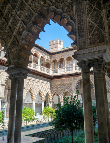 Fotografie, Obraz Real Alcázar of Sevilla, Arch and Courtyard