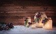Wunderschöne Weihnachtsdekoration mit winterlich, frostigen Laternen /Windlichtern vor rustikal Holz Hintergrund 