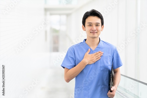 胸に手をあてる男性看護師 Stock Photo Adobe Stock