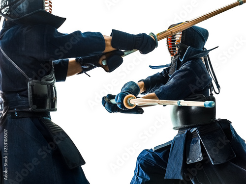 Plakaty Kendo  dwoch-zawodnikow-kendo-sztuk-walki-walczy-w-sylwetce-na-bialym-tle-na-bialym-tle