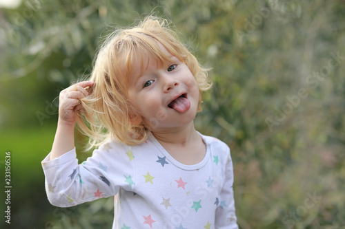 Petit Bebe Garcon Blond Tire La Langue Photo Stock Adobe Stock